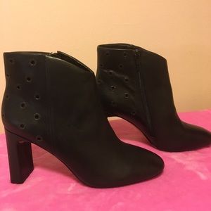 BLACK BOOTIES